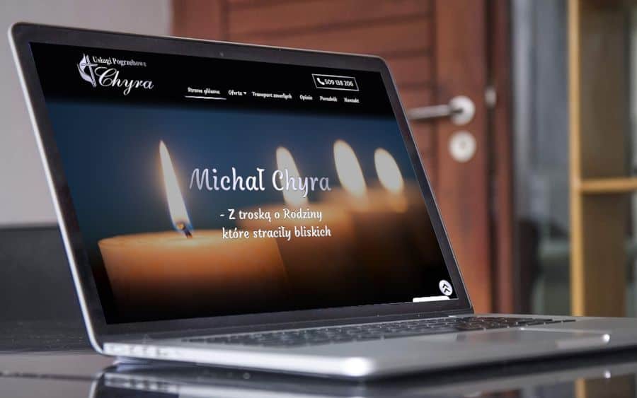 Michał Chyra mchyra.pl na laptopie