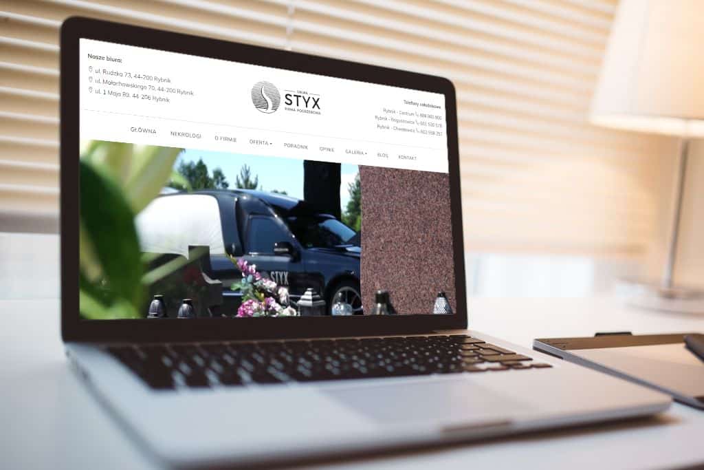 Dom pogrzebowy STYX na laptopie