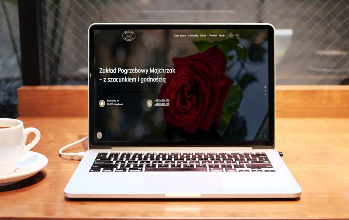 majchrzakpogrzeby.pl na laptopie