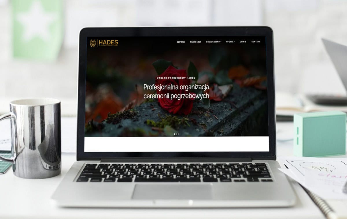 pogrzebyhades.com.pl na laptopie