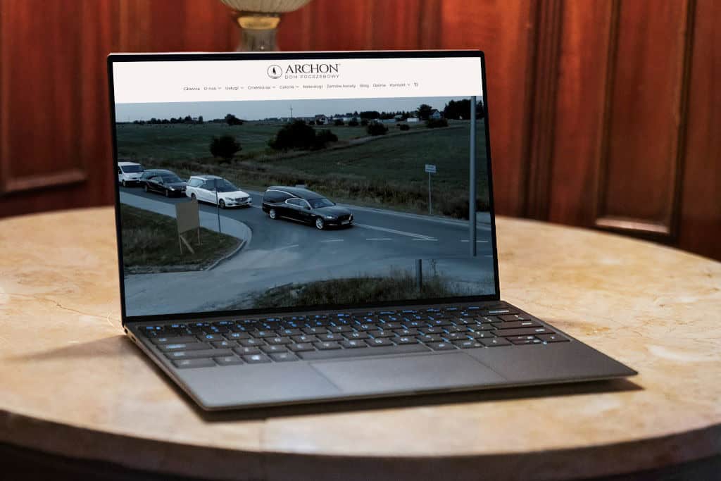 Zakład Pogrzebowy Archon na laptopie